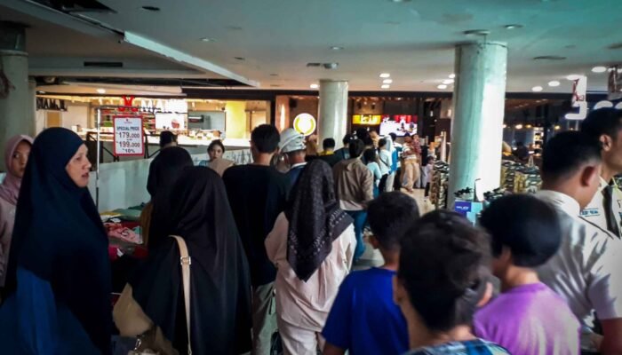 Promo HUT RI, Pembeli Rela Ngantre Panjang di Gerai J.CO Chandra Tanjungkarang