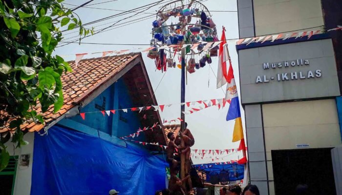 Keseruan Lomba Panjat Pinang, Warisan Tradisi yang Mulai Langka di Kota