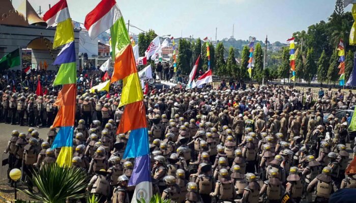 Demo Tolak RUU Pilkada Berakhir Damai dengan Lantunan Salawat