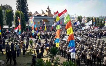 Massa Aksi Bentrok dengan Polisi, Lempar Batu Teriakan Revolusi!