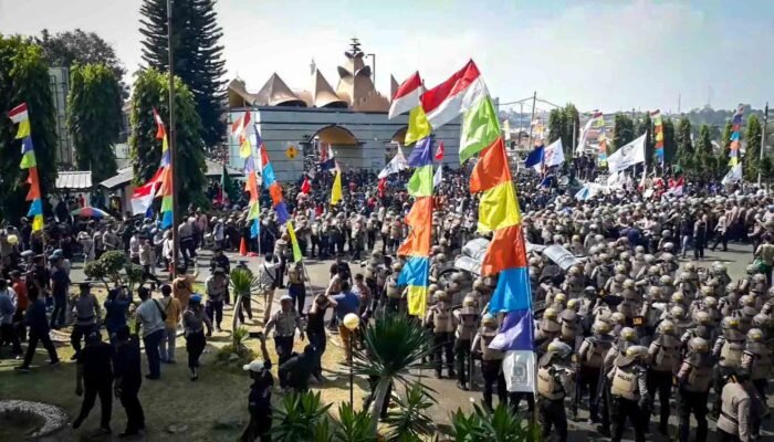 Massa Aksi Bentrok dengan Polisi, Lempar Batu Teriakan Revolusi!