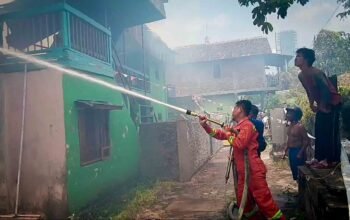 Kebakaran Hanguskan Rumah dengan 18 Kamar Kos di Belakang Chandra Tanjungkarang