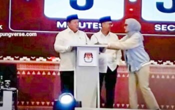 Momen Jihan Pinjamkan Mic ke Lawan Debatnya, Arinal Sindir KPU