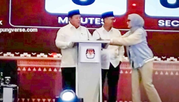 Momen Jihan Pinjamkan Mic ke Lawan Debatnya, Arinal Sindir KPU