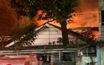 Kebakaran Hebat Melanda Rumah Makan di Teluk, Diduga Karena Korsleting Listrik