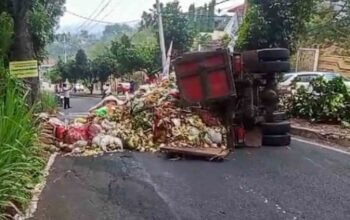 Truk DLH Terguling di Tanjakan Palapa, Sampah Berhamburan Menutupi Jalan