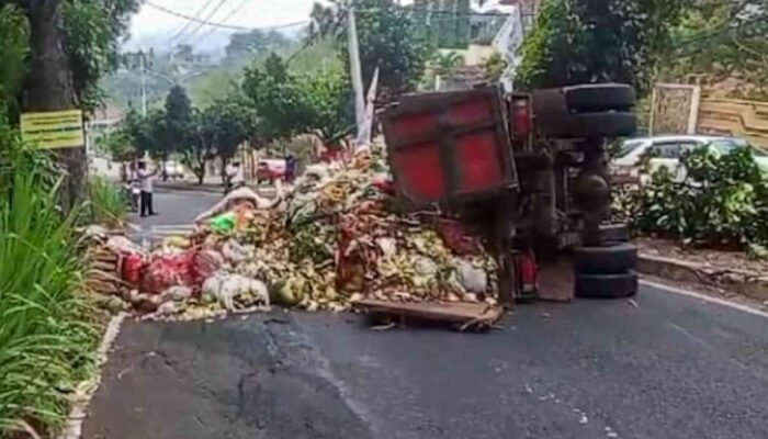 Truk DLH Terguling di Tanjakan Palapa, Sampah Berhamburan Menutupi Jalan