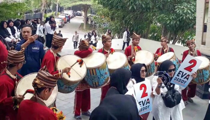 Musik Padang Meriahkan Kedatangan Paslon Wali Kota Eva – Deddy pada Debat Terakhir