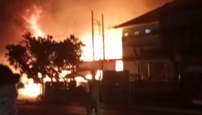 Kebakaran Besar Melanda Rumah Makan di Sukaraja, Bandarlampung