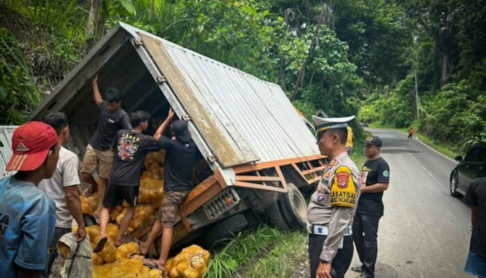 Tak Kuat Nanjak, Truk Box Sebabkan Tabrakan Beruntun di Jalur Pantai Mutun