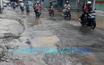 Pipa Bocor, Air Banjiri Jalan Arah ke Budi Luhur Bandarlampung