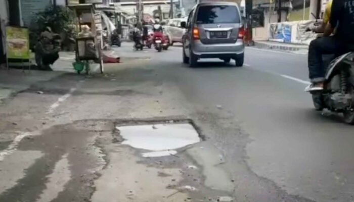Warga Keluhkan Jalan Rusak di Sepanjang Jalan Hayam Wuruk Bandarlampung, Mayoritas Timbunan PDAM