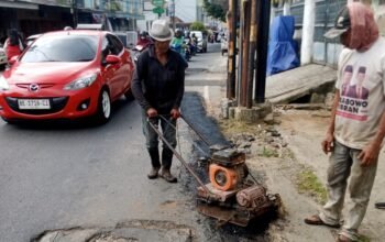 Tanggapi Keluhan Warga, Timbunan Rusak Bekas Galian PDAM di Jalan Hayam Wuruk Diperbaiki