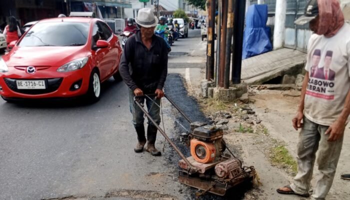 Tanggapi Keluhan Warga, Timbunan Rusak Bekas Galian PDAM di Jalan Hayam Wuruk Diperbaiki