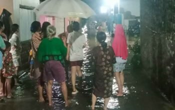 Banjir Landa Kelurahan Sepang Jaya, Ada Warga Terpatuk Ular – Mengungsi ke Masjid