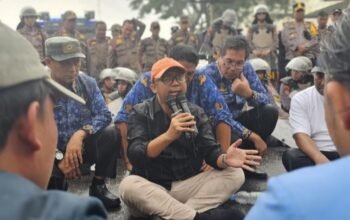 Di tengah Hujan Deras, Syukron Muchtar Berdialog dengan Ratusan Mahasiswa Pengunjuk Rasa