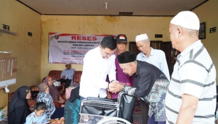 Anggota DPRD Lampung Yanuar Beri Bantuan Kursi Roda Saat Reses di Lambar