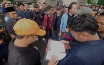 Hujan Deras, Anggota DPRD Fraksi PKS Syukron Dan Puji Temui Mahasiswa Demo