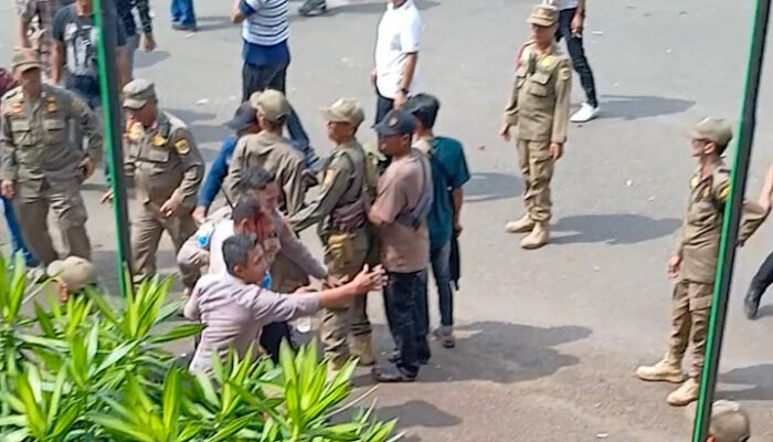 Polisi Terluka saat Bentrok dengan Massa Pendemo Harga Singkong,