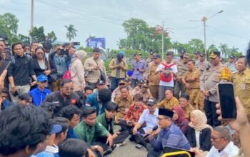 Ketua dan Anggota DPRD Lampung Temui Pengunjuk Rasa Tanda Tangani Peryataan Sikap