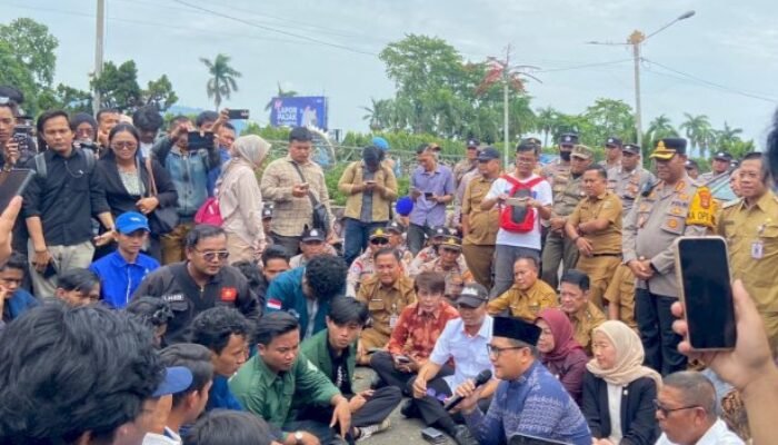 Ketua dan Anggota DPRD Lampung Temui Pengunjuk Rasa Tanda Tangani Peryataan Sikap