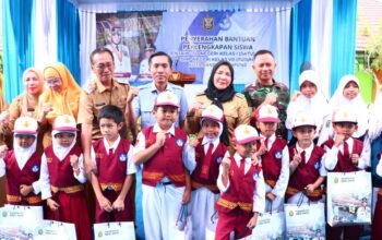 Walikota Eva Dwiana Berikan Bantuan Bagi Siswa SD dan SMP