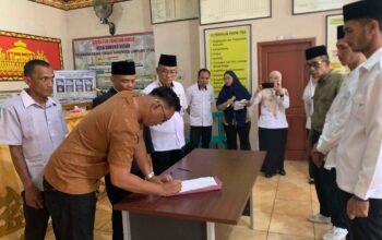 Kades Gunung Besar Lantik Dua Kepala Dusun, Minta Layani Masyarakat Sepenuh Hati