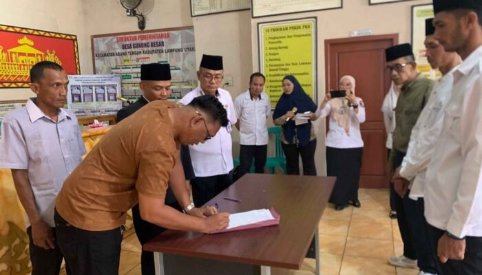 Kades Gunung Besar Lantik Dua Kepala Dusun, Minta Layani Masyarakat Sepenuh Hati